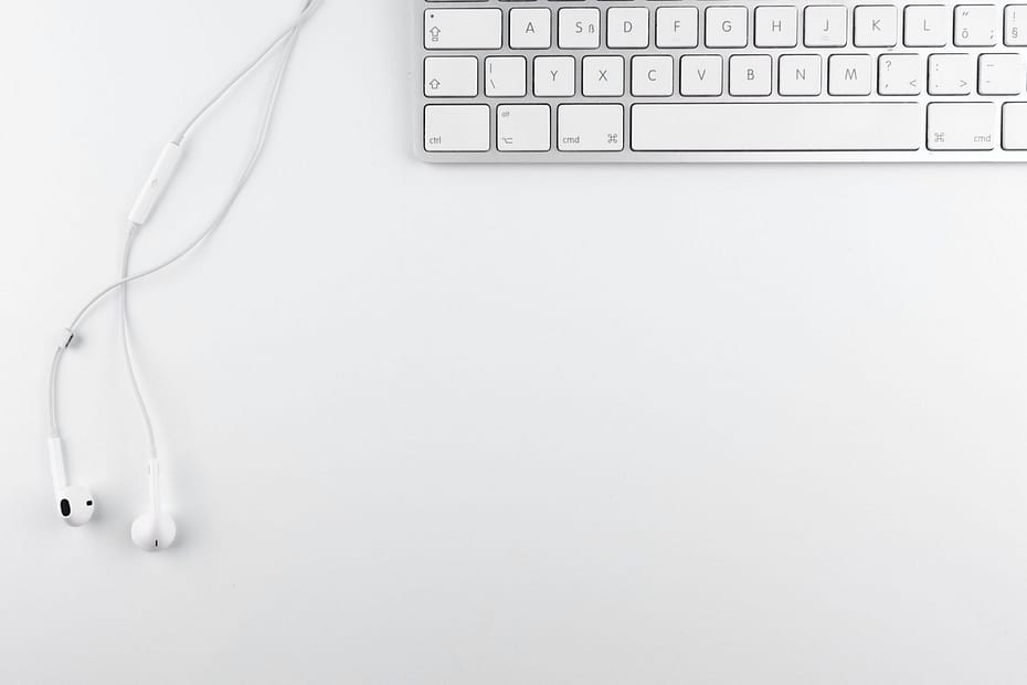 Apple keyboard and wired headphones